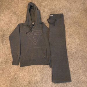 Like new! GUESS jogger/sweatsuit set size S 🤍👟